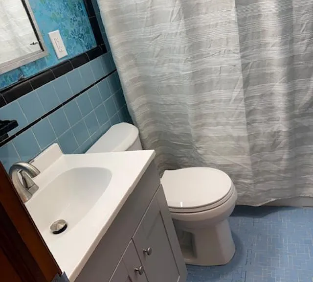 Full bathroom with SOT. New vanity and toilet (2026). Has full linen closet in bathroom