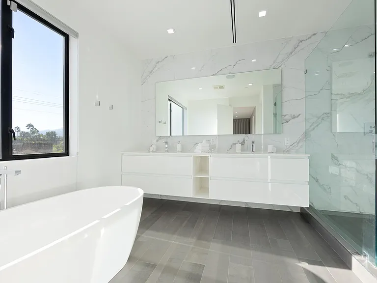 Convenient desk space
Wind down in the dual jetted spa tub