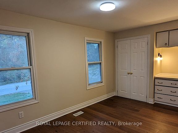 2nd image of 1468 Dundas Cres