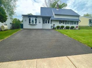17 Heather Ln, Levittown, PA 19055