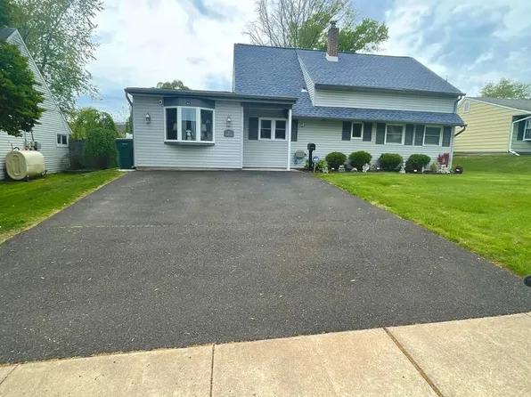 17 Heather Ln, Levittown, PA 19055
