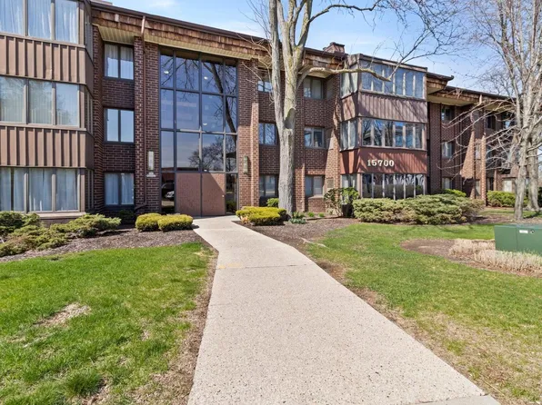 N85W15700 Ridge ROAD #307, Menomonee Falls, WI 53051