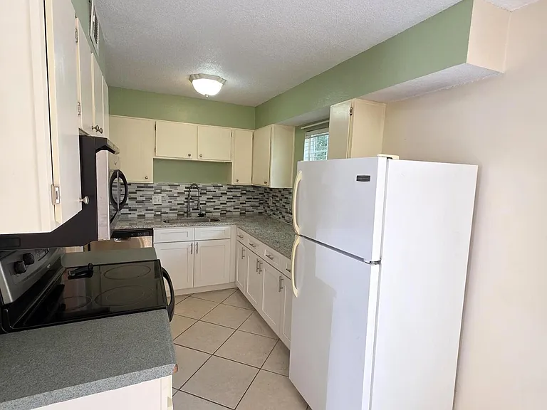 227 Kettering Ct — Photo 6