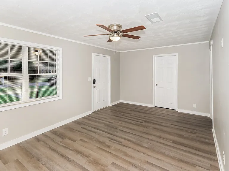1765151_017_living_room_13186770.jpg
