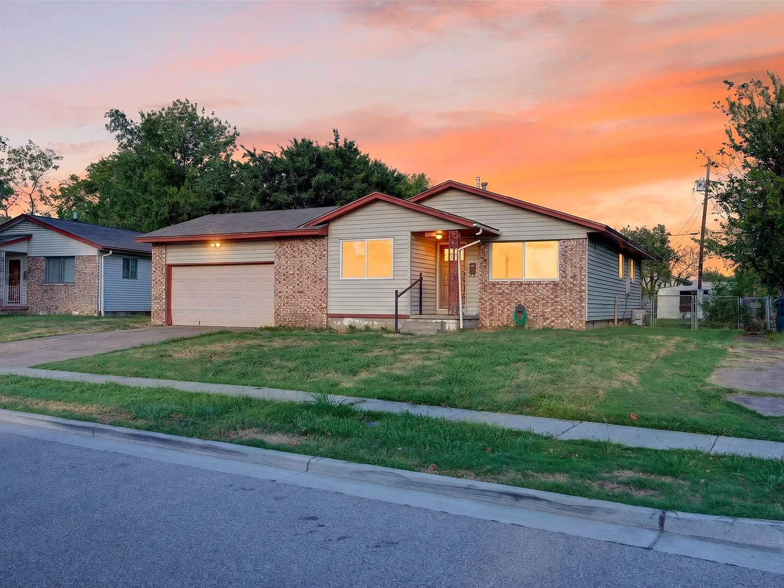 3 bed, 1.5 bath, 1060 sqft, $1,700 — Photo 2