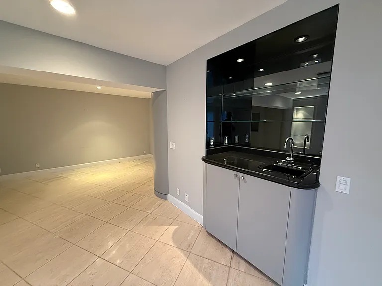 8030 Walinca Ter — Photo 4