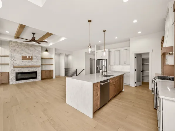 17211 Brookview Dr, Urbandale, IA 50322