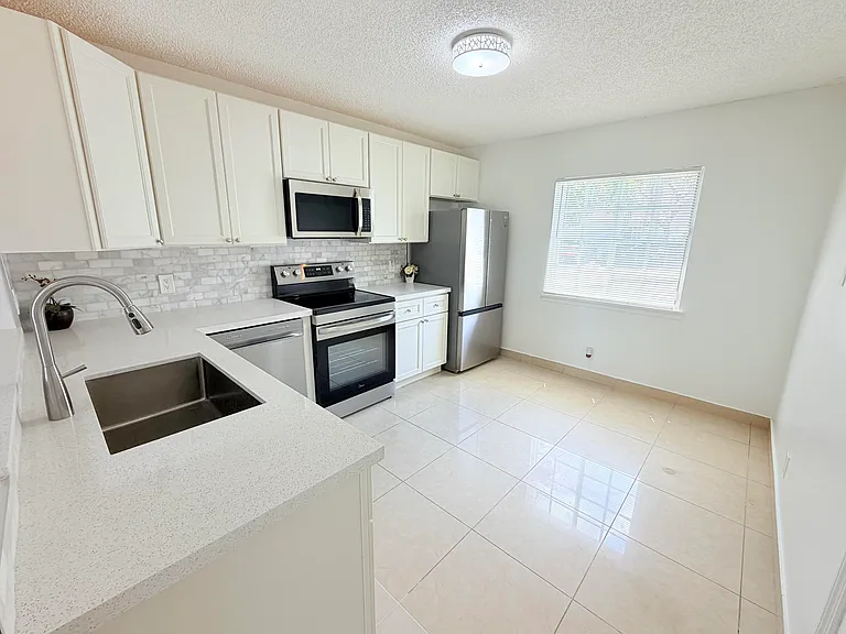 11697 SW 19th St — Photo 5