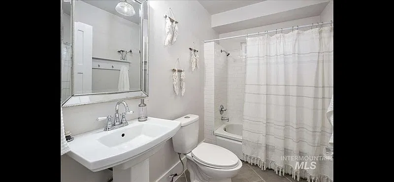 1 bed, 1.0 bath, 120 sqft, $665 — Photo 1