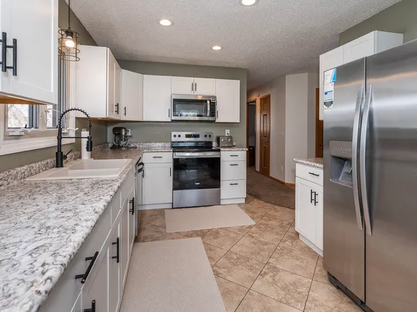 3709 37th St NW, Mandan, ND 58554