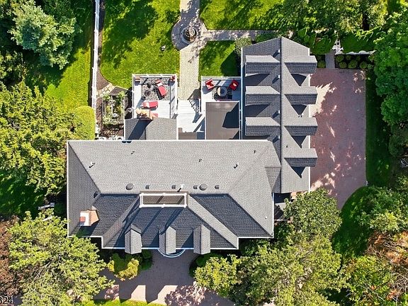 4th image of 11 Baltusrol Way