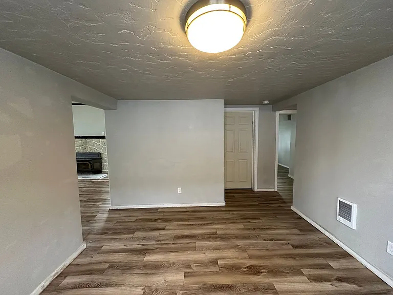 1010 E 8th St — Photo 8