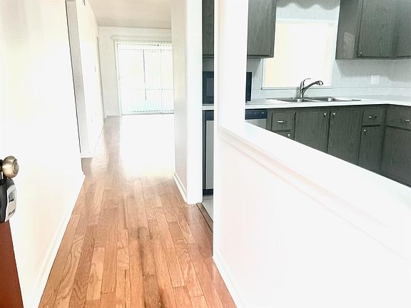 4th image of 2302 Sunrise Blvd #202