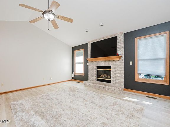4th image of 405 Nevada Ln