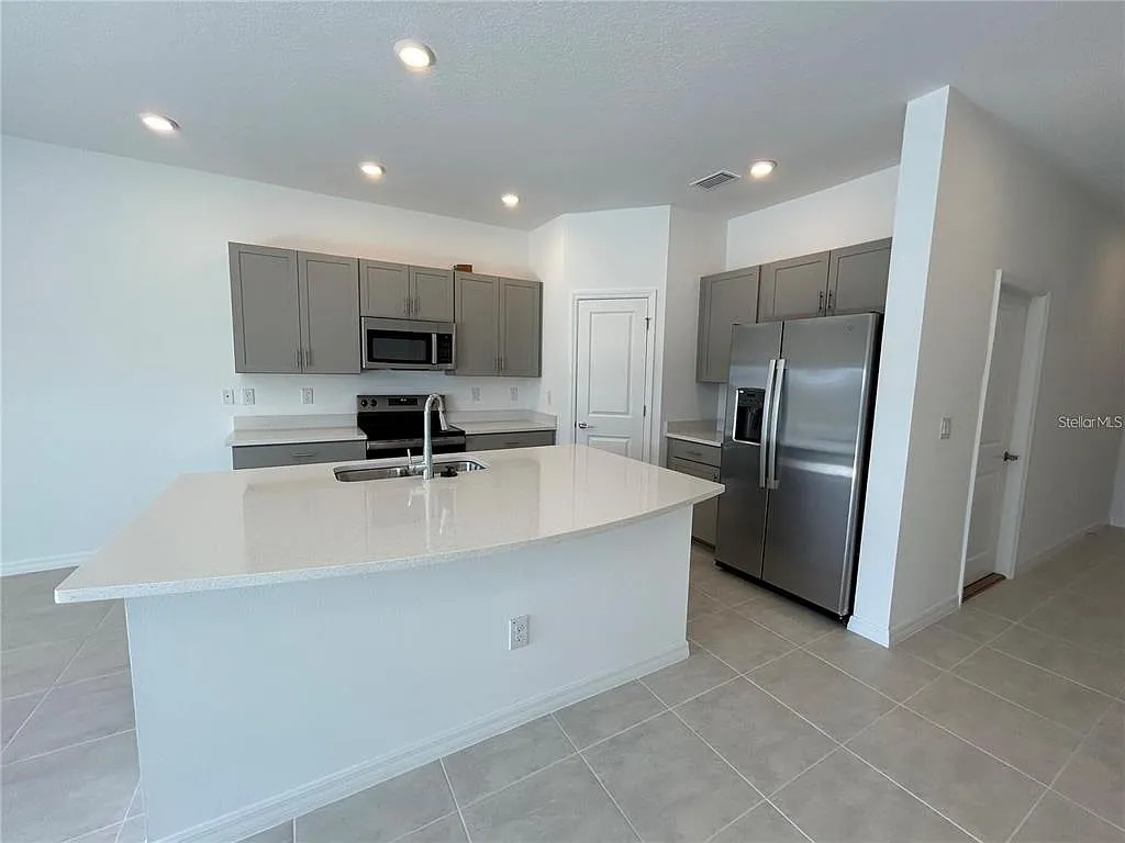 3 bed, 2.5 bath, 1373 sqft, $2,150 — Photo 3