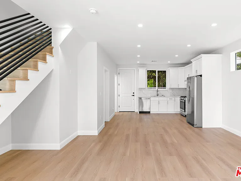 6932 Babcock Ave — Photo 3