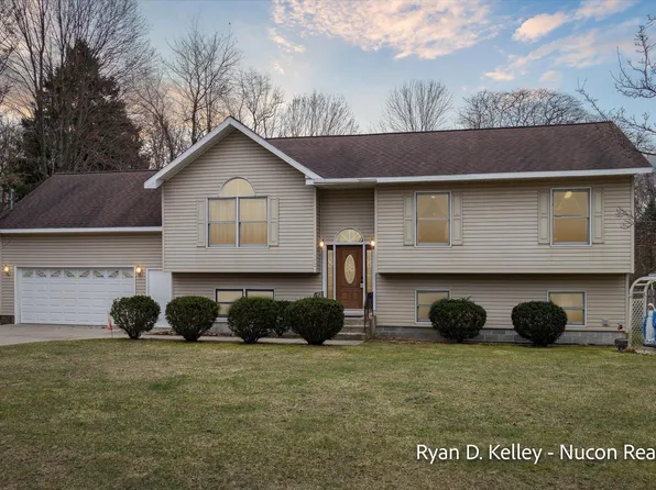 621 Porter Rd, Norton Shores, MI 49441