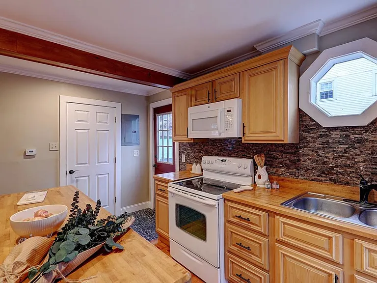 39 Kingston Ave #A — Photo 7