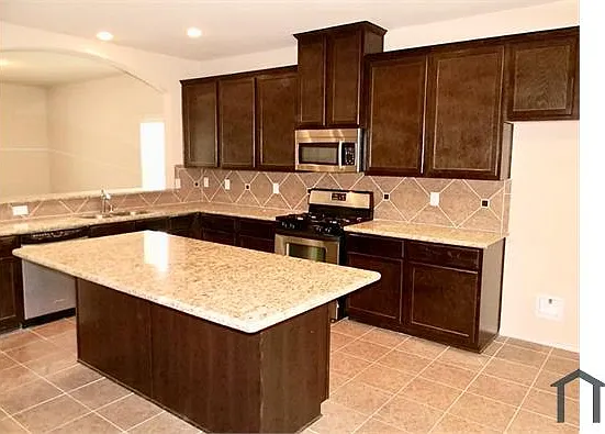 6 bed, 3552 sqft, $4,600 — Photo 4
