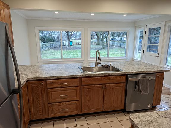 4th image of 486 Brookview Dr
