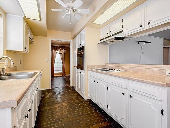 3rd image of 9407 Meadowcroft Dr