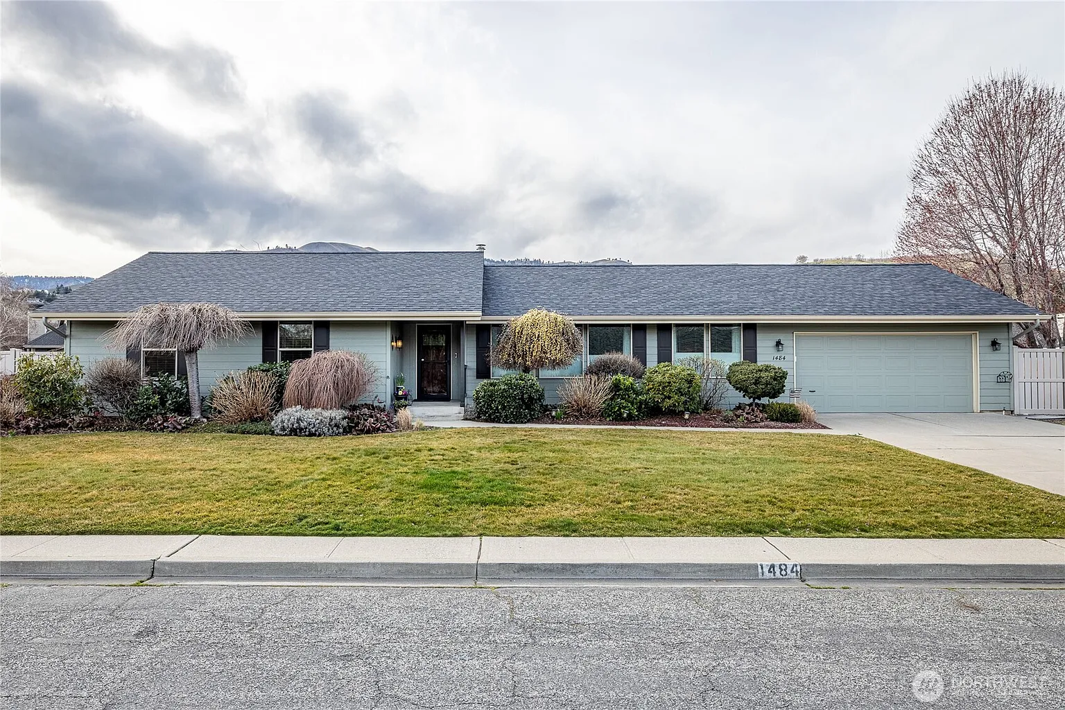 1484 Elmwood Street photo 1