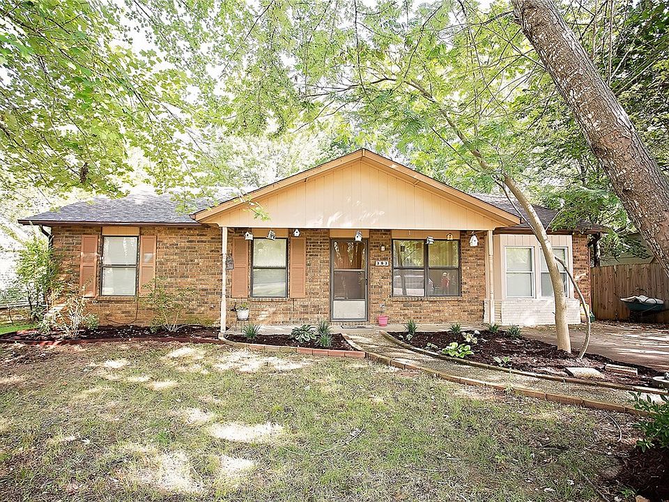 1st image of 303 Rolling Oaks Dr
