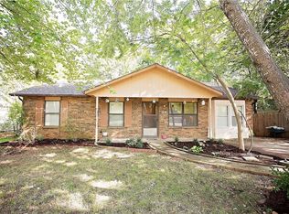 303 Rolling Oaks Dr, Rogers, AR 72756