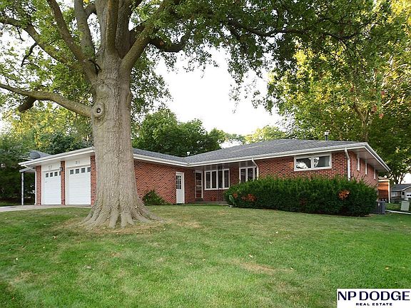 2nd image of 211 & 215 Lakewood Dr