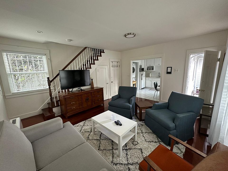 1st image of 472 Wesley Ave