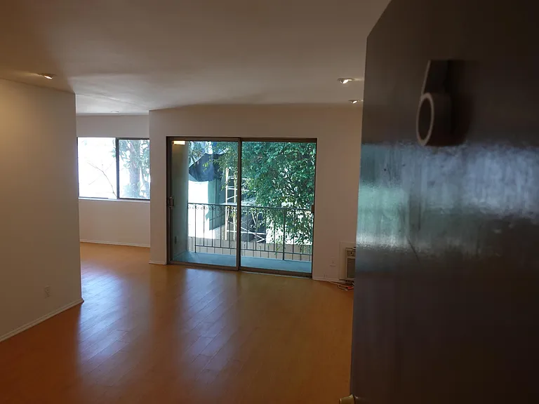 546 N Flores St #6 — Photo 29