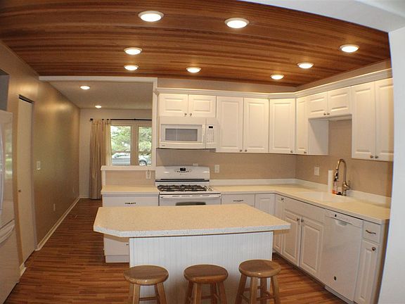 5th image of 1006 Saint James Pl