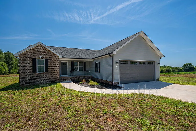 3 bed, 2.0 bath, 1359 sqft, $1,800 — Photo 4