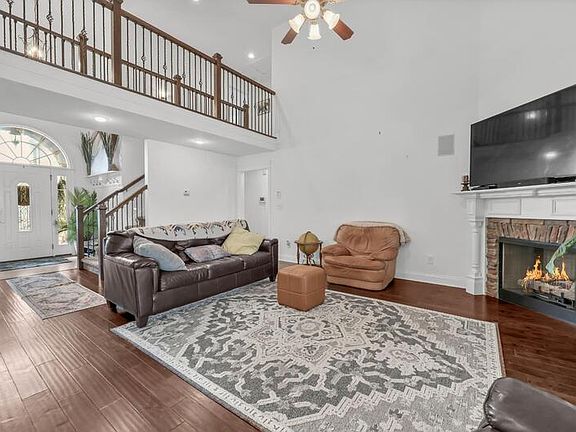 3rd image of 820 Carousel Ct