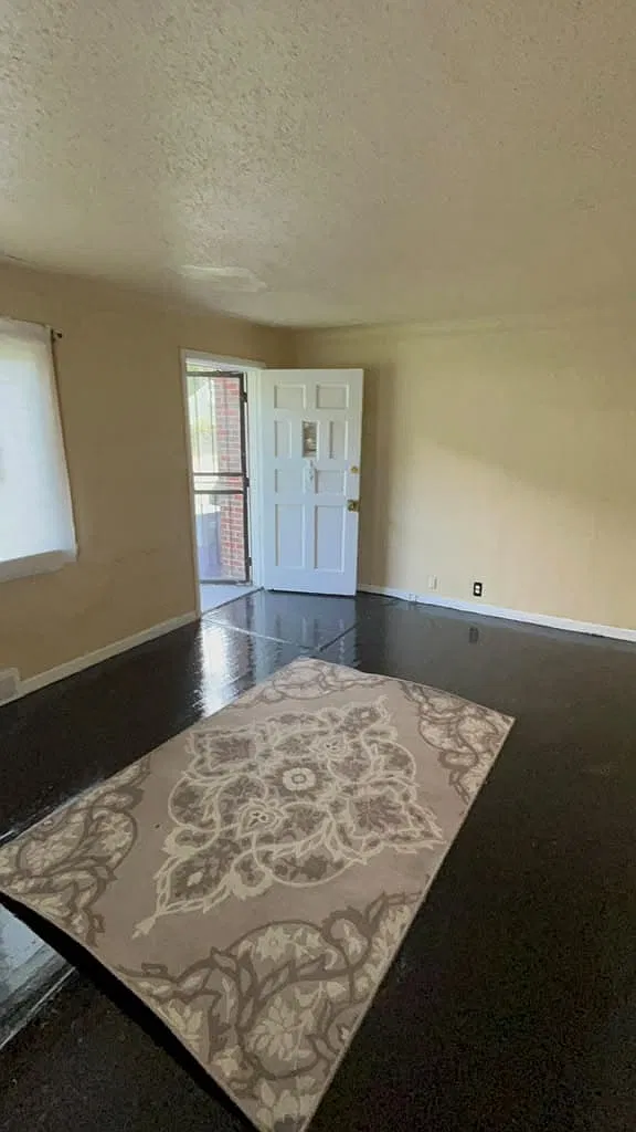 3 bed, 1100 sqft, $1,300 — Photo 2