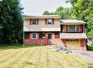 111 Moffatt Rd, Mahwah, NJ 07430