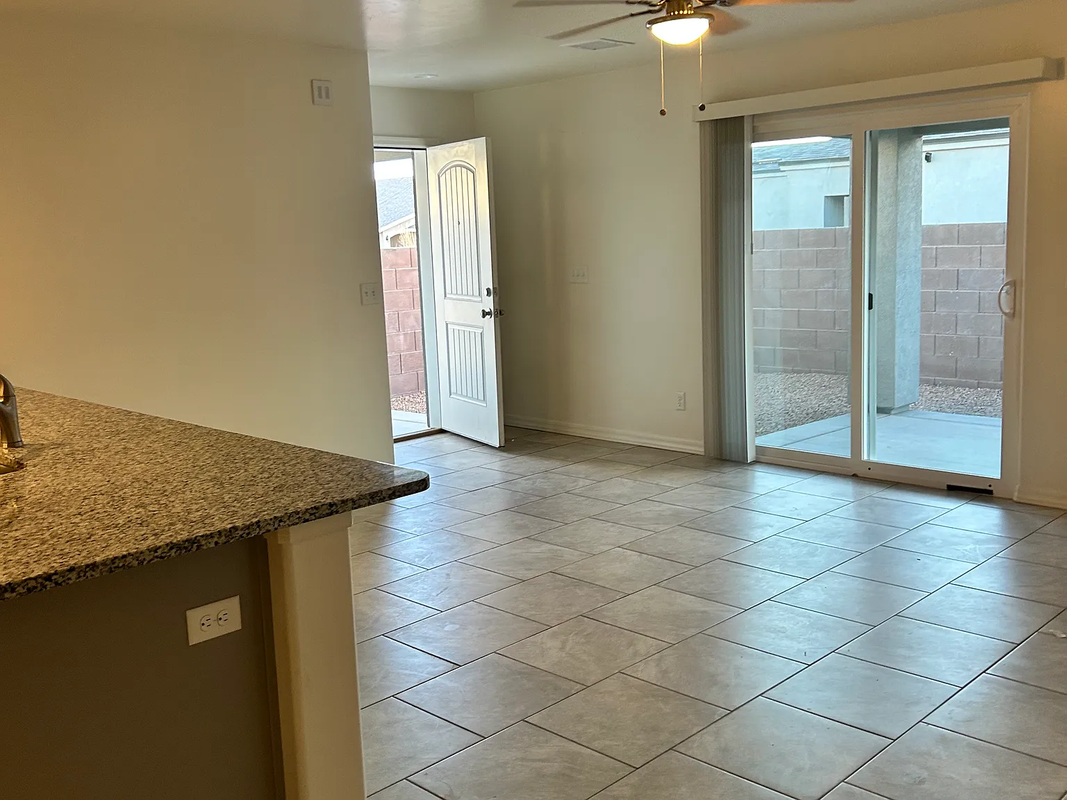 3 bed, $1,400 — Photo 3