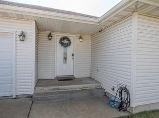 1228 Applelane Dr, Lebanon, MO 65536