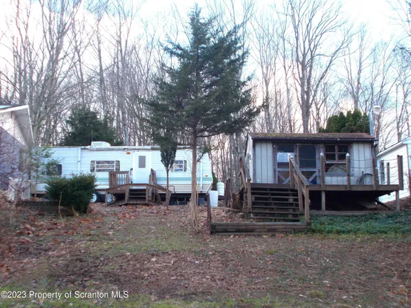34 W Lake Shore Dr, Waymart, PA 18472