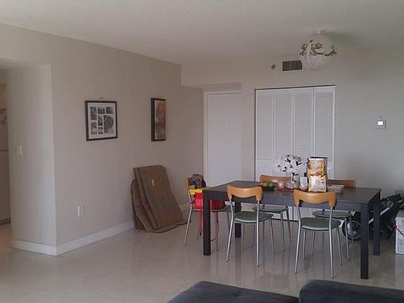 5th image of 919 Hillcrest Dr APT 606
