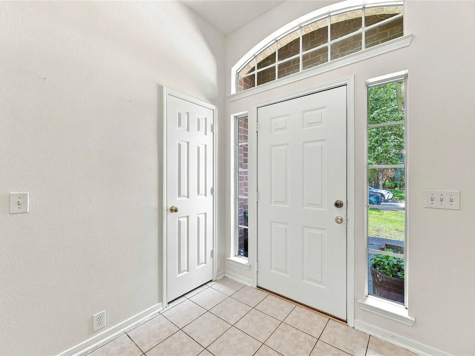 4 bed, 2.5 bath, 2598 sqft, $2,300 — Photo 3