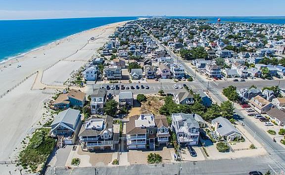 3rd image of 18 9th St