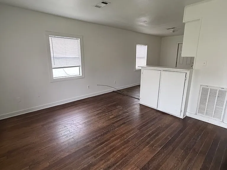 305 W Dewey Ave — Photo 5
