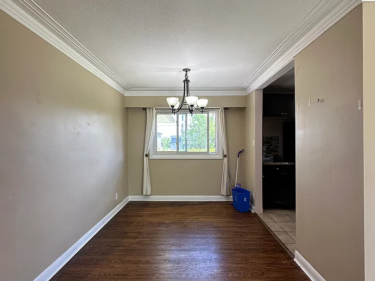 108 Sidney Cres — Photo 5