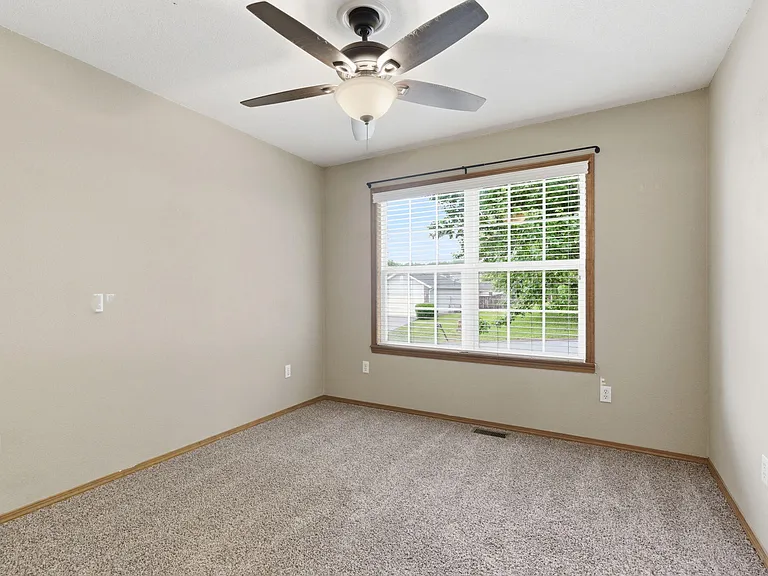 1215 S 14th Ave — Photo 16