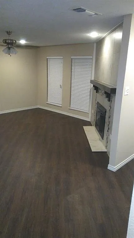 Charming 3-Bed Home with New Hardwood Floors, Fenced Yard & Attached Garage in Garland — Photo 4
