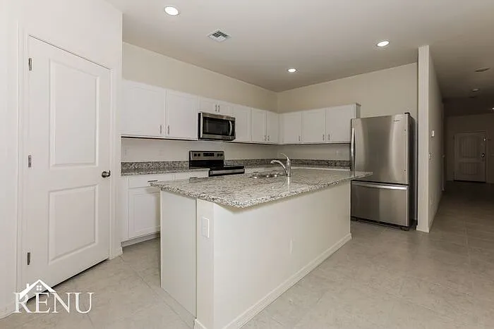 4 bed, 3.0 bath, 1912 sqft, $1,935 — Photo 4