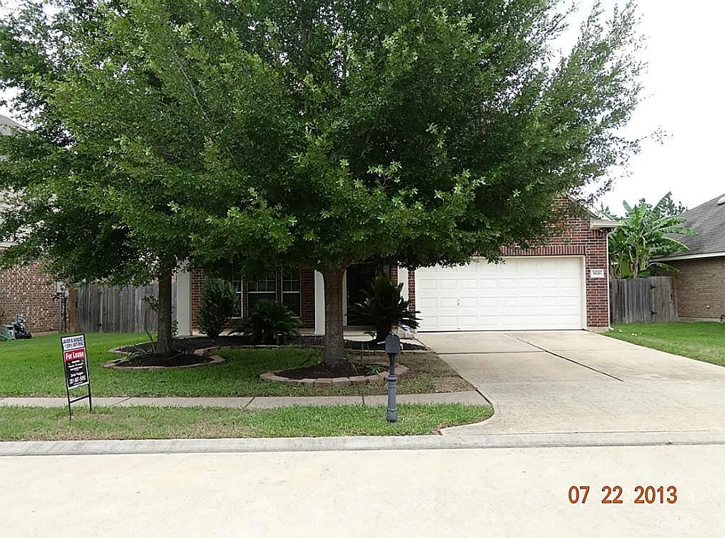 4 bed, 2.5 bath, 2856 sqft, $2,200 — Photo 2