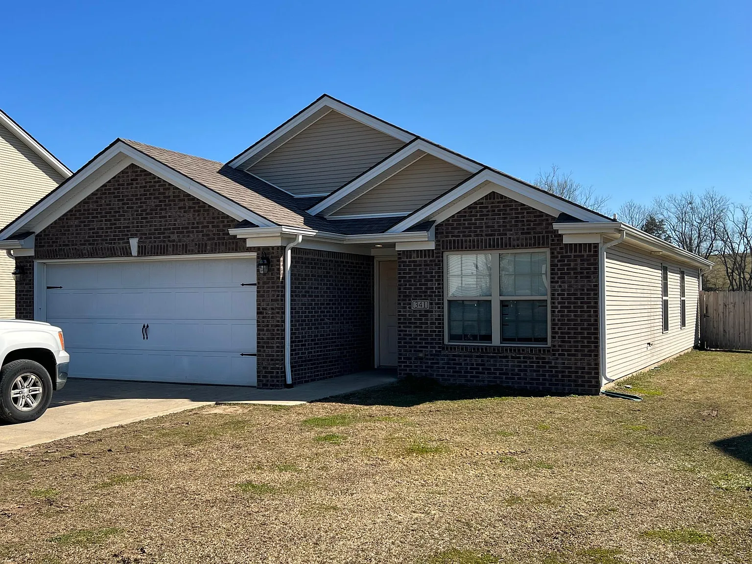 341 Oxford Cir photo 1