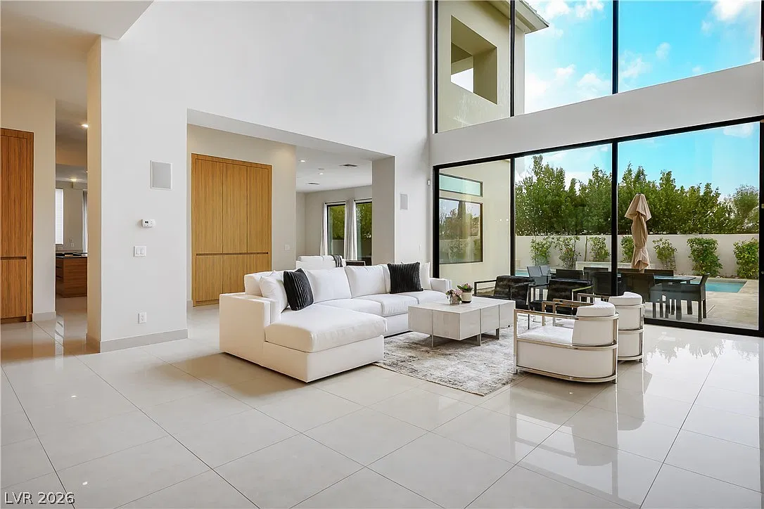 5 bed, 5.5 bath, 7022 sqft, $10,000 — Photo 3